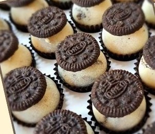 Brigadeiros de Oreo enrolados à mão, em forminhas