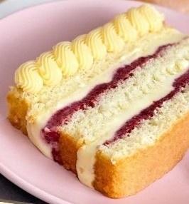 Fatia de bolo com recheio de creme e geleia