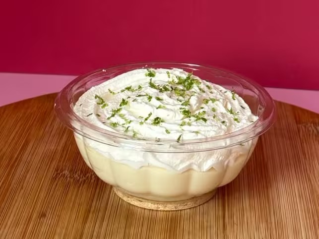 Mousse de limão no pote, coberta com chantilly e raspas de limão