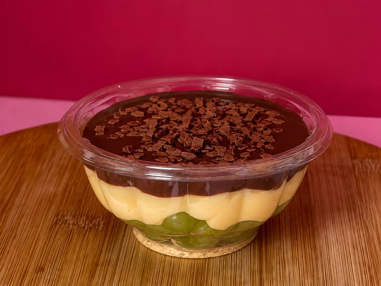 Surpresa de uva no pote: uva verde na base, creme no meio e chocolate com raspas por cima