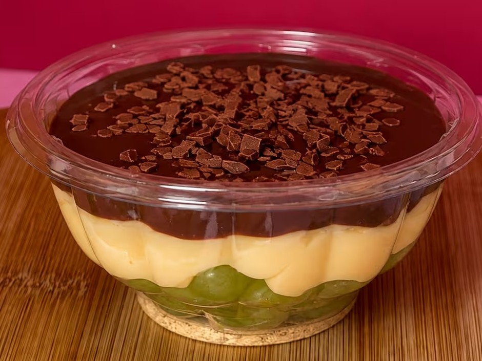 Surpresa de uva no pote: uva verde no fundo, creme no meio e uma camada de chocolate com raspas por cima