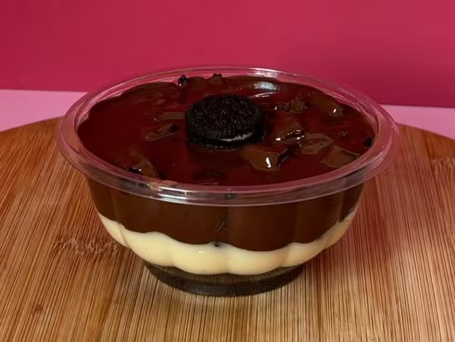 Torta de Oreo no pote, com creme, cobertura de chocolate e biscoito no topo